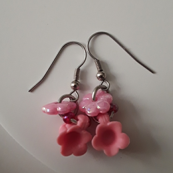 4 Assorted Pairs of Flower Earrings - Picture 4 of 5